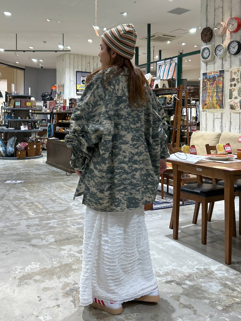 シルバー系のショルダーバッグを着用したレディースの秋コーディネートの3枚目の写真