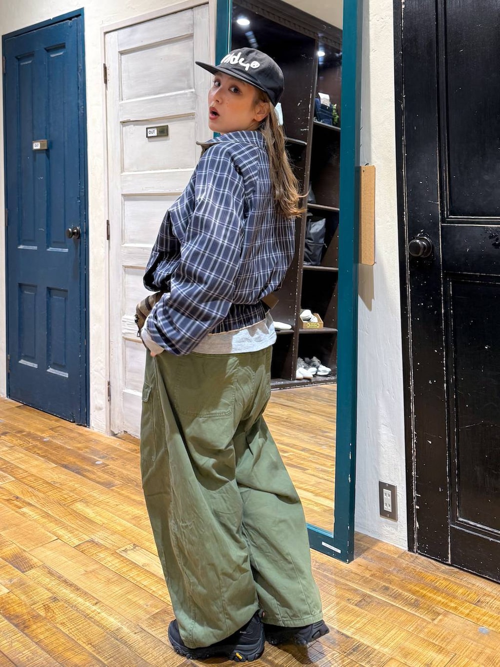 イエロー系のブルゾン、ベージュ系のボディバッグ/ウエストポーチを着用したレディースの春コーディネートの5枚目の写真