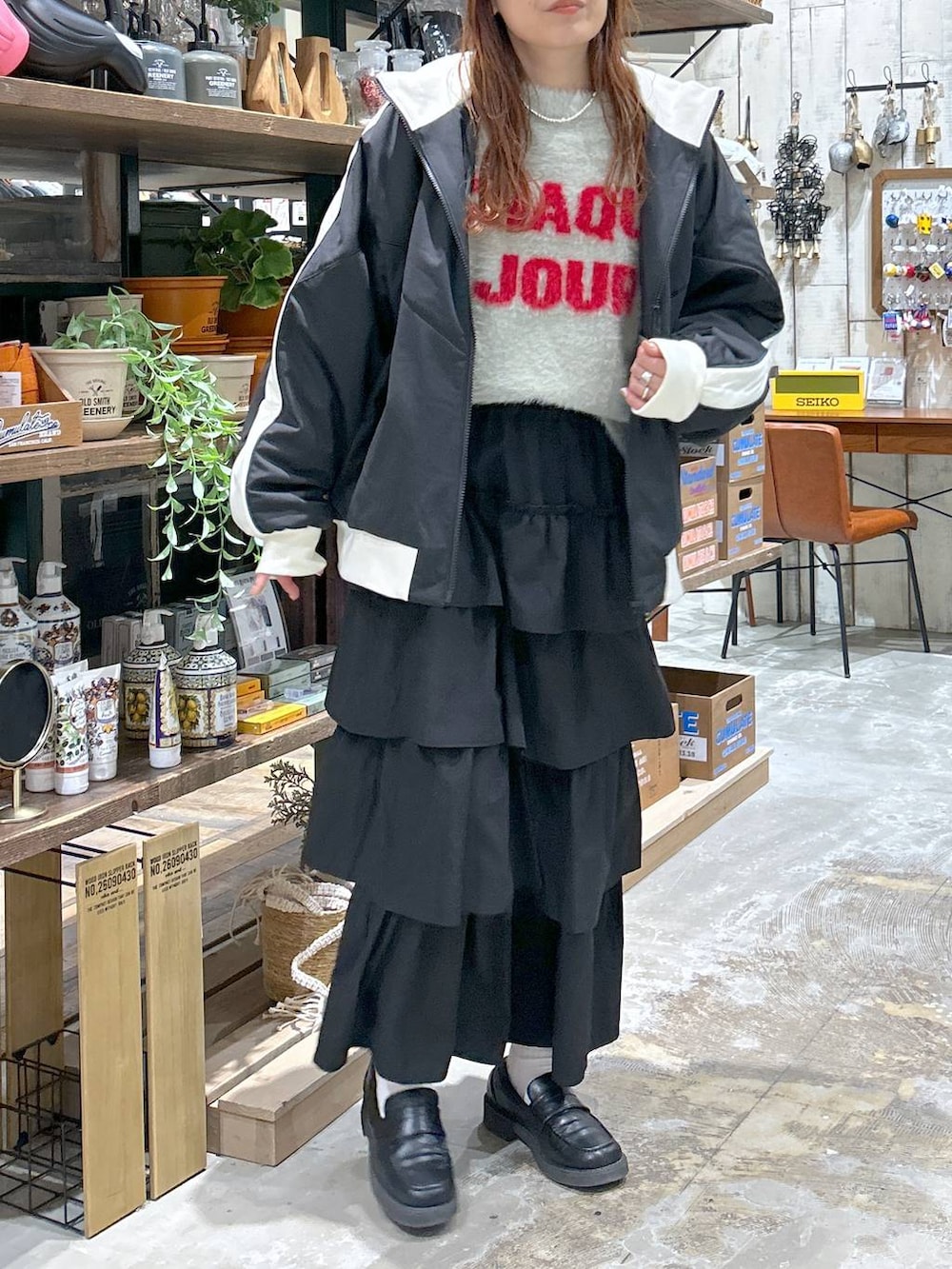 ブラック系のローファー、グレー系のニット/セーター、ブラック系のジャージを着用したレディースの冬コーディネートの3枚目の写真