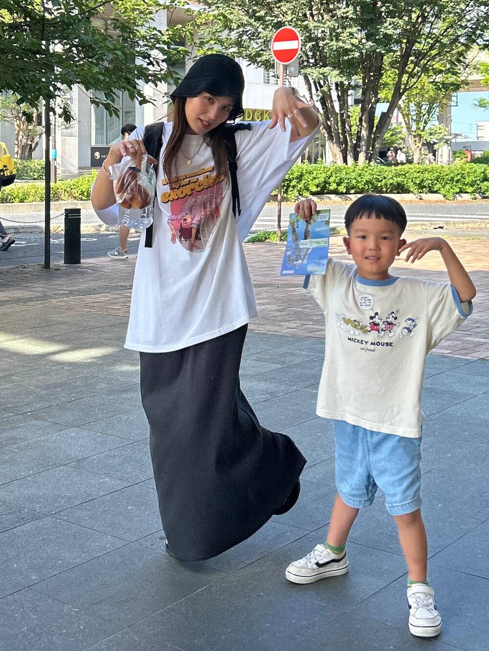 ホワイト系のTシャツ/カットソー、グレー系のスカート、ブラック系のサンダルを着用したレディースの夏コーディネートの2枚目の写真