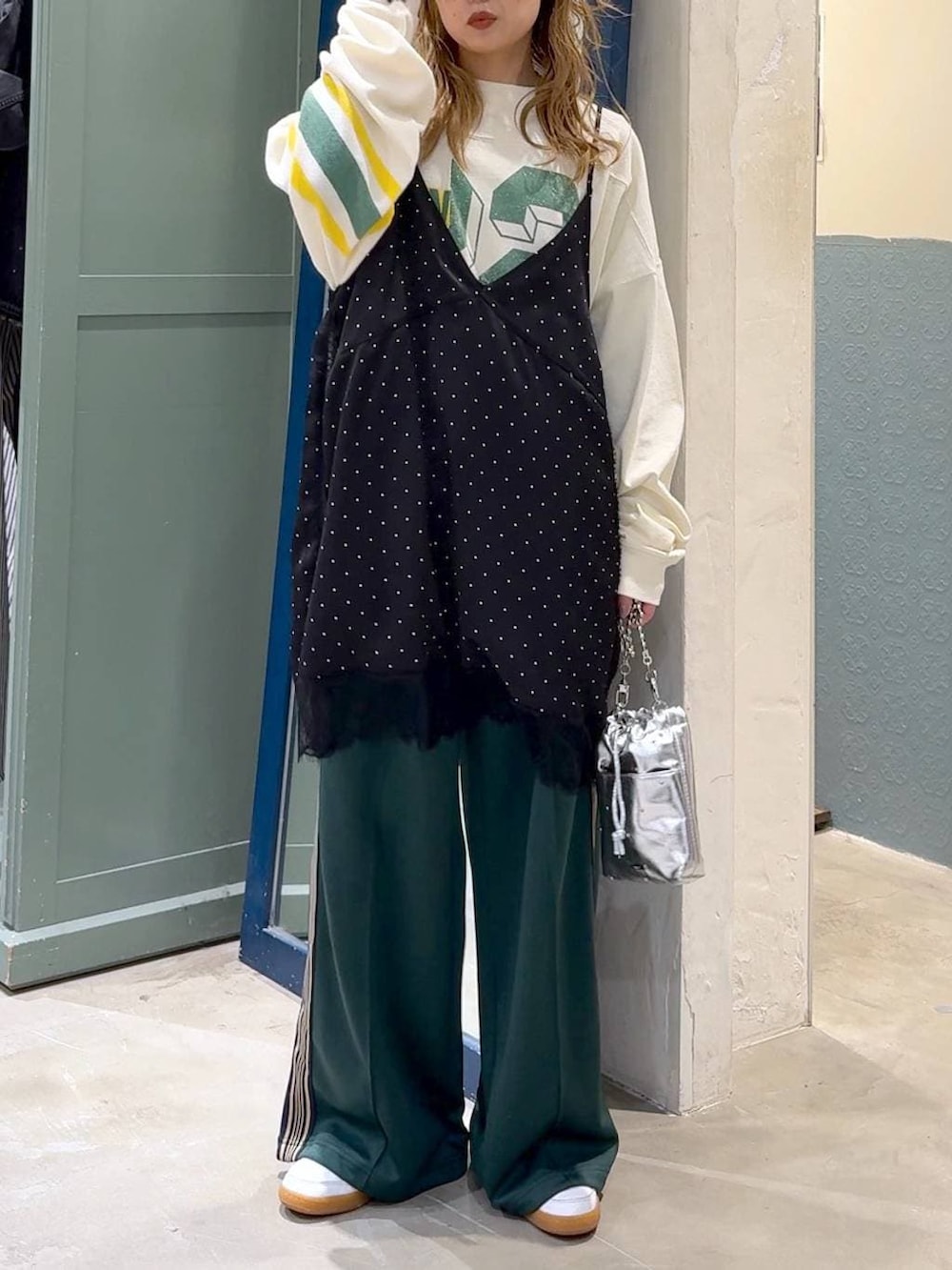 シルバー系のショルダーバッグ、グリーン系のその他パンツ、グレー系のチュニックを着用したレディースの冬コーディネートの4枚目の写真