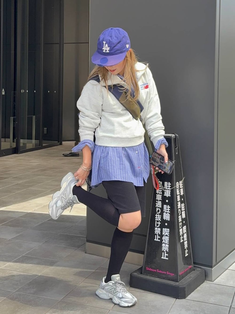 ブラック系のその他パンツ、ブルー系のシャツ/ブラウスを着用したレディースの夏コーディネートの3枚目の写真