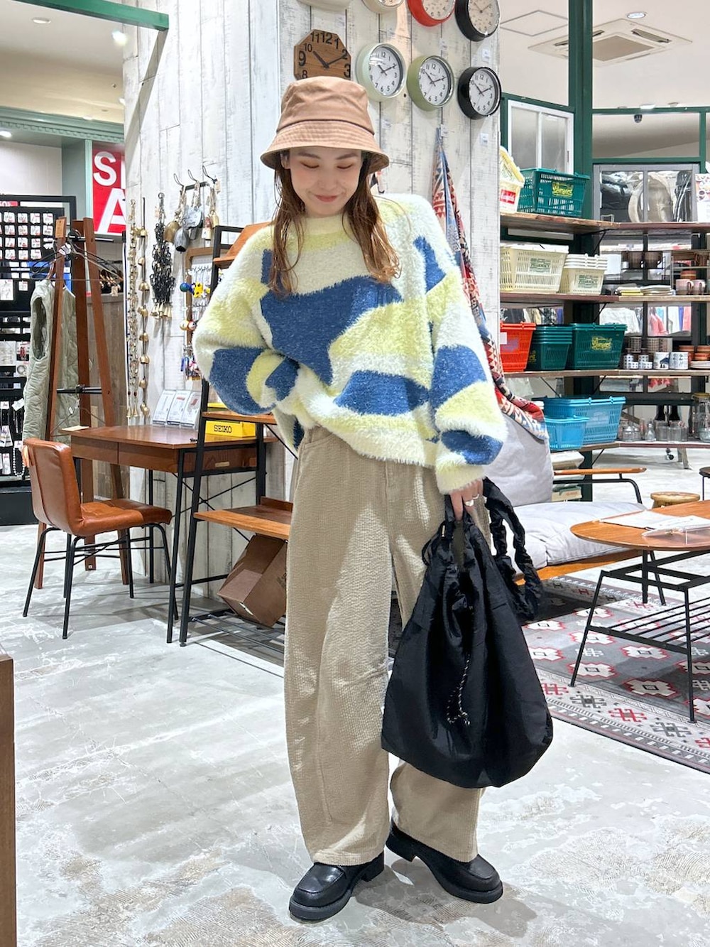 ブラック系のローファー、ブラック系のショルダーバッグ、イエロー系のその他パンツを着用したレディースの冬コーディネートの2枚目の写真