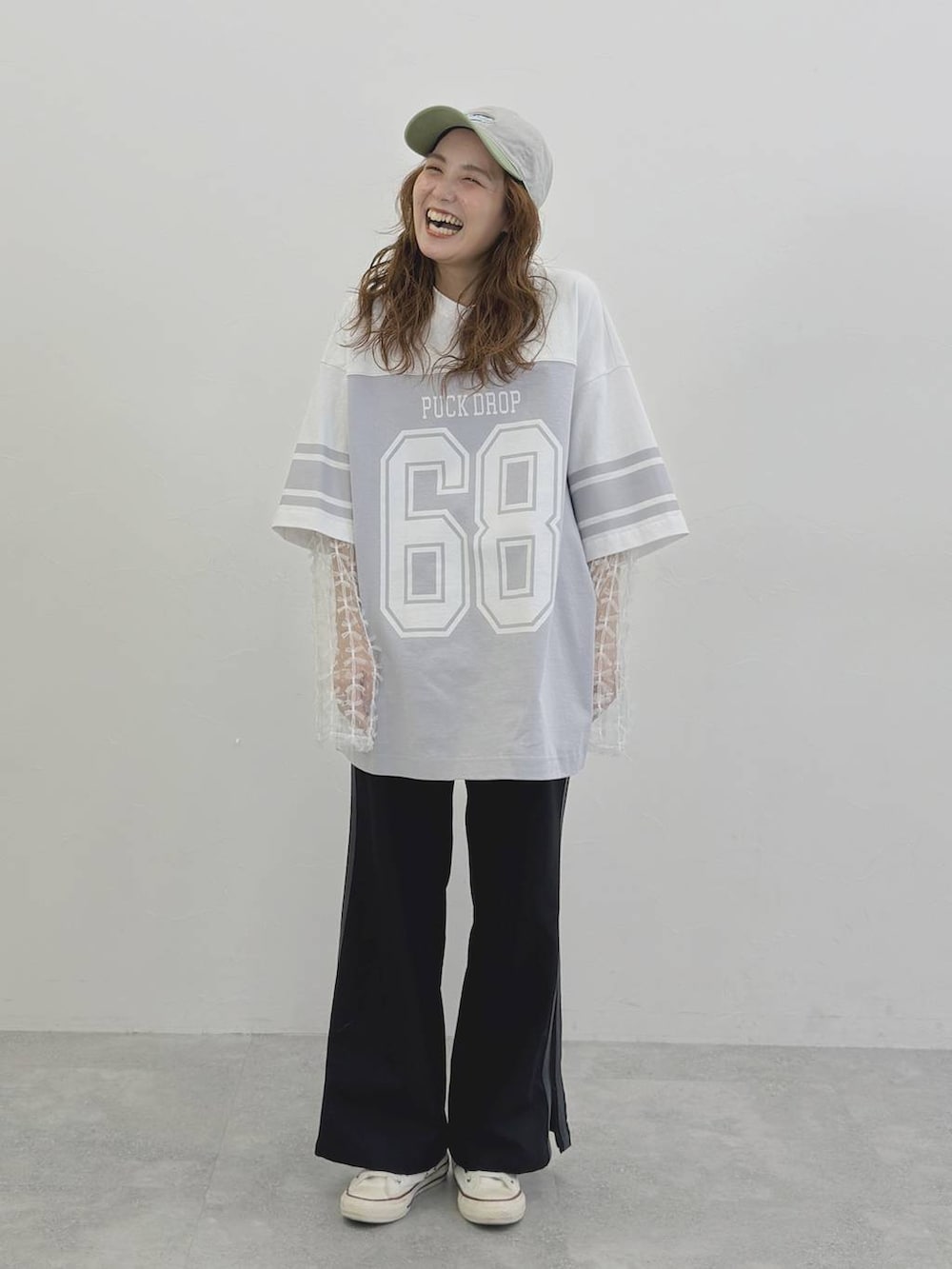 グレー系のTシャツ/カットソー、ブラック系のその他パンツ、グレー系のキャップを着用したレディースの冬コーディネートの3枚目の写真