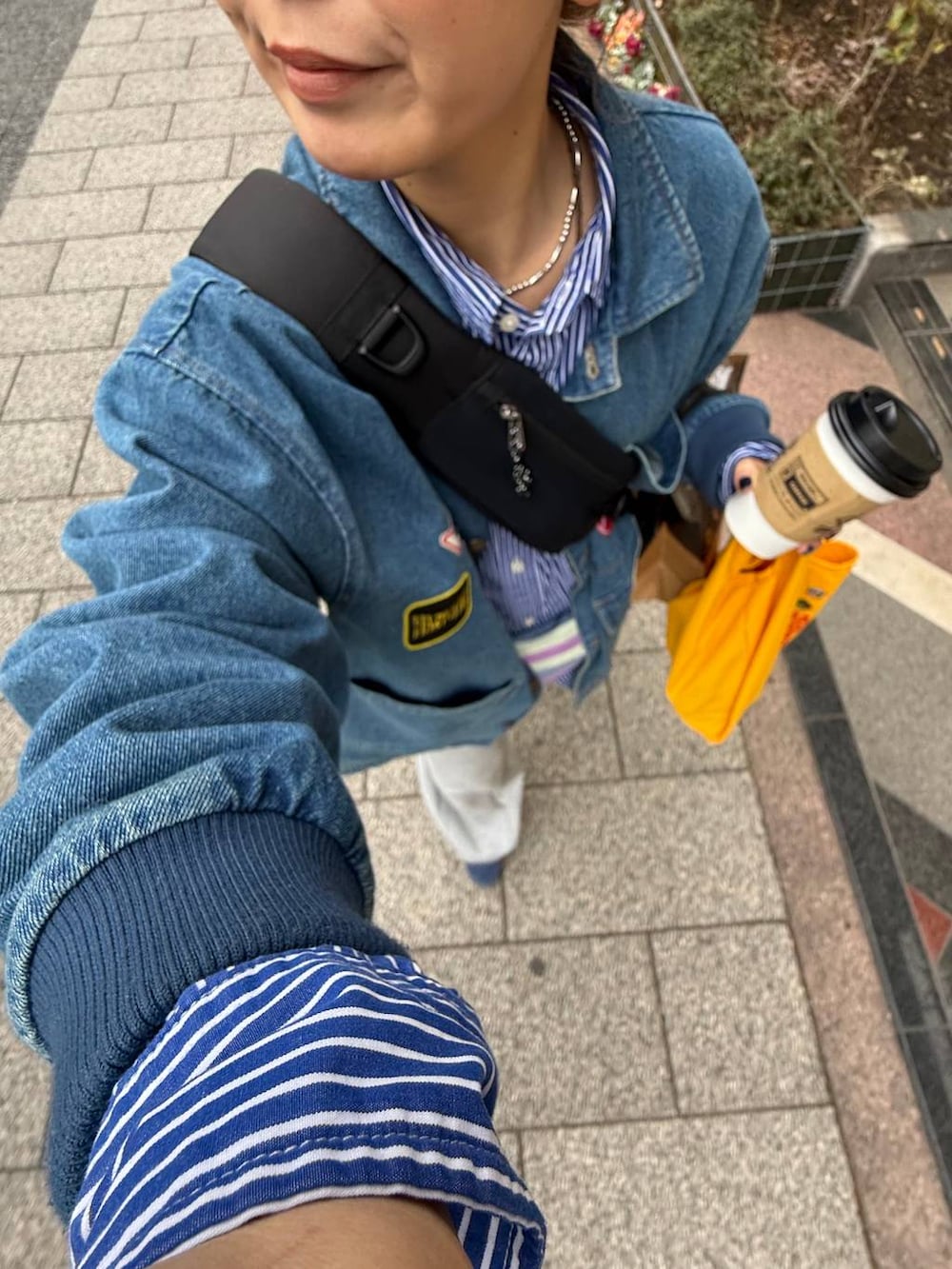 グレー系のスウェットパンツ、ブルー系のシャツ/ブラウスを着用したレディースの春コーディネートの4枚目の写真