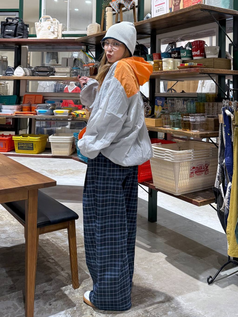 ブルー系のその他パンツ、グレー系のニットキャップ/ビーニーを着用したレディースの春コーディネートの5枚目の写真