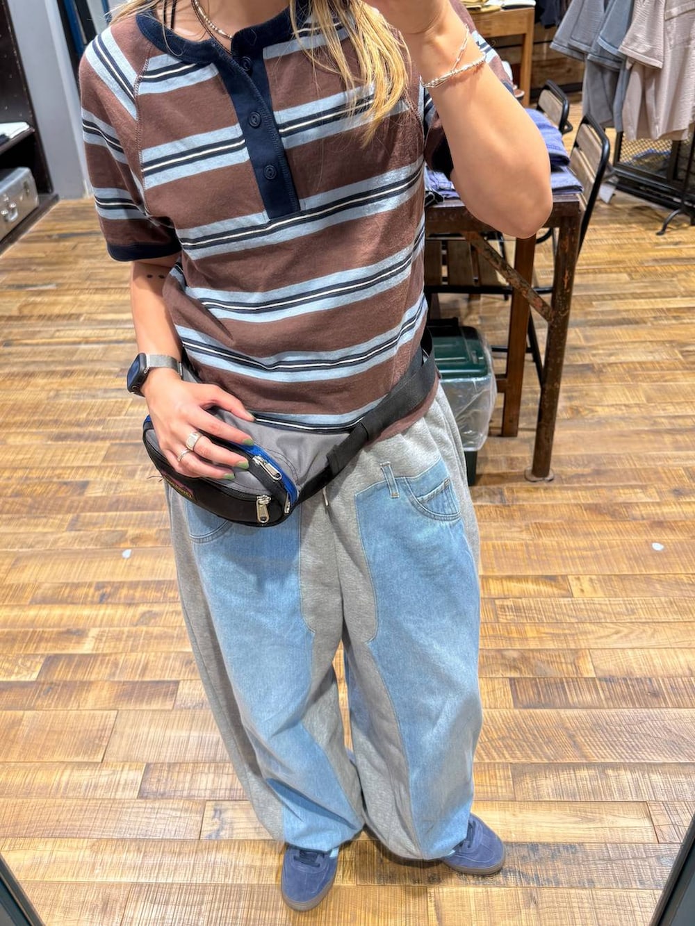 グレー系のデニムパンツ、グレー系のボディバッグ/ウエストポーチを着用したレディースの夏コーディネートの2枚目の写真
