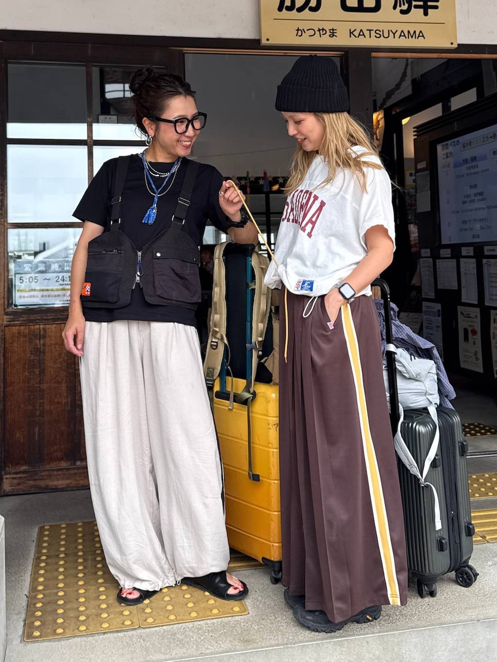 ホワイト系のTシャツ/カットソーを着用したレディースの夏コーディネートの2枚目の写真