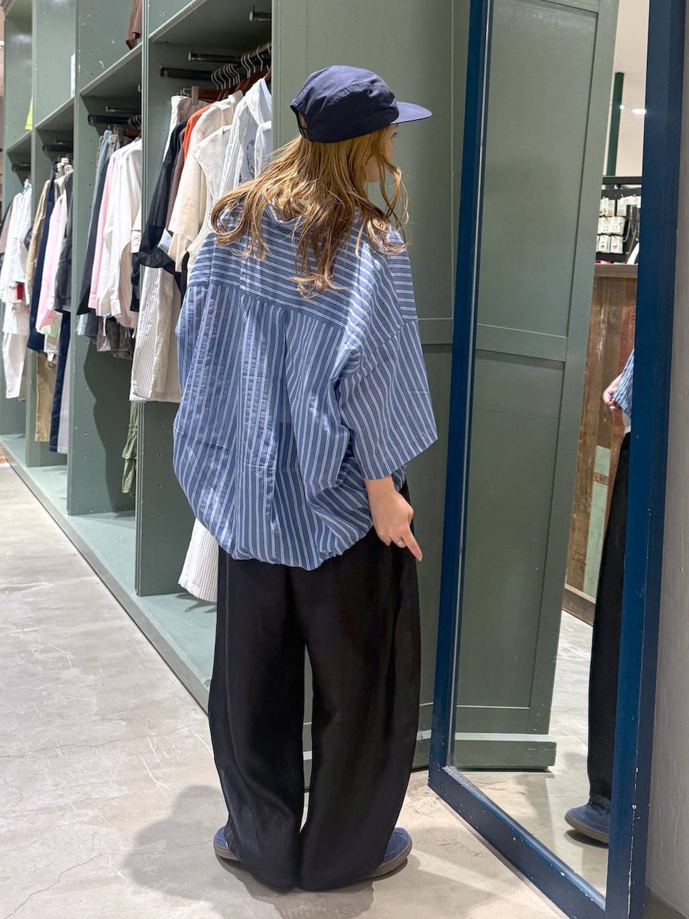 ホワイト系のTシャツ/カットソー、ブルー系のシャツ/ブラウスを着用したレディースの春コーディネートの5枚目の写真