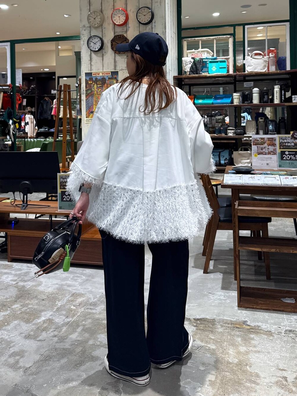 ホワイト系のTシャツ/カットソー、ブラック系のボストンバッグ、ホワイト系のシャツ/ブラウスを着用したレディースの冬コーディネートの3枚目の写真