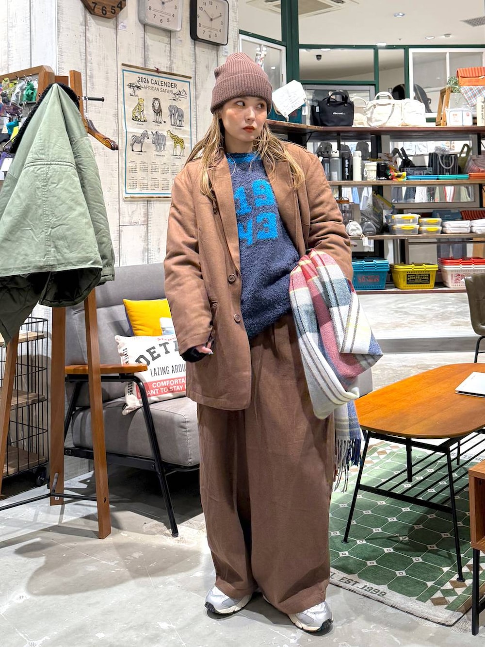 ブラウン系のその他パンツ、ブラウン系のテーラードジャケットを着用したレディースの秋コーディネートの2枚目の写真