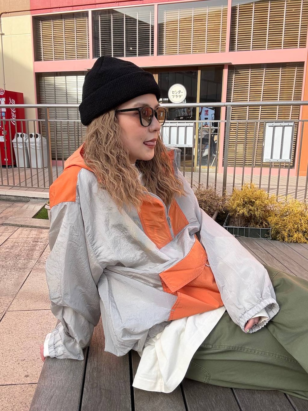 ブラック系のニットキャップ/ビーニーを着用したレディースの冬コーディネートの2枚目の写真