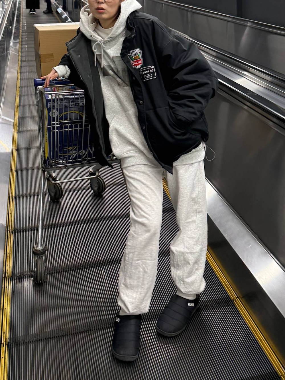 グレー系のスウェットパンツを着用したレディースの春コーディネートの2枚目の写真