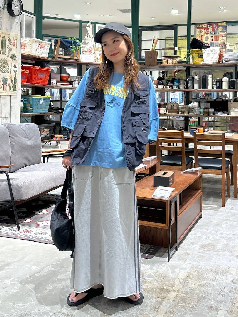 ブラック系のショルダーバッグ、グレー系のスカート、グレー系のベストを着用したレディースの夏コーディネートの3枚目の写真