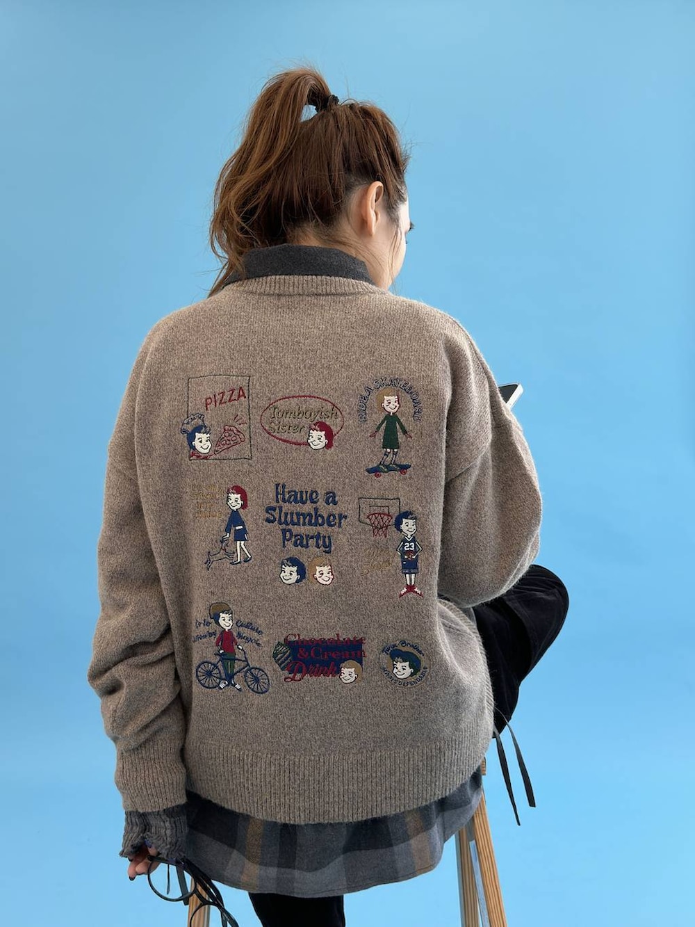 ブラック系のその他パンツ、ブラウン系のニット/セーター、グレー系のシャツ/ブラウスを着用したレディースの秋コーディネートの4枚目の写真