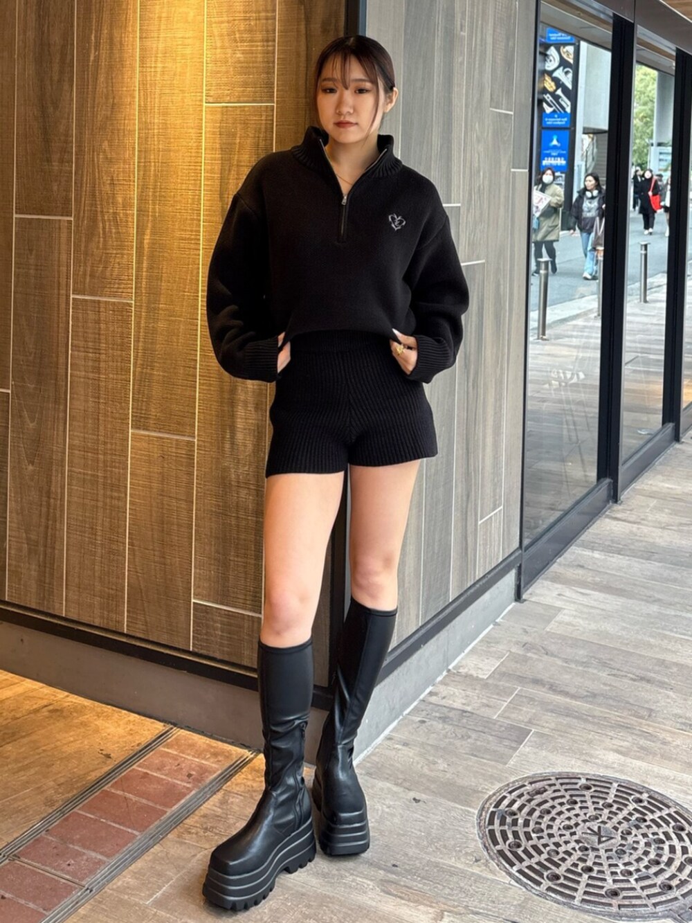 グレー系のブルゾン、ブラック系のつなぎ/オールインワン、ブラック系のブーツを着用したレディースの冬コーディネートの5枚目の写真