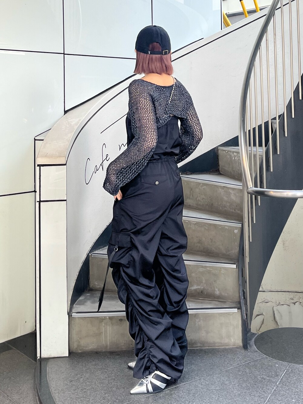 ブラック系のつなぎ/オールインワン、シルバー系のサンダル、ブラック系のショルダーバッグを着用したレディースの春コーディネートの3枚目の写真