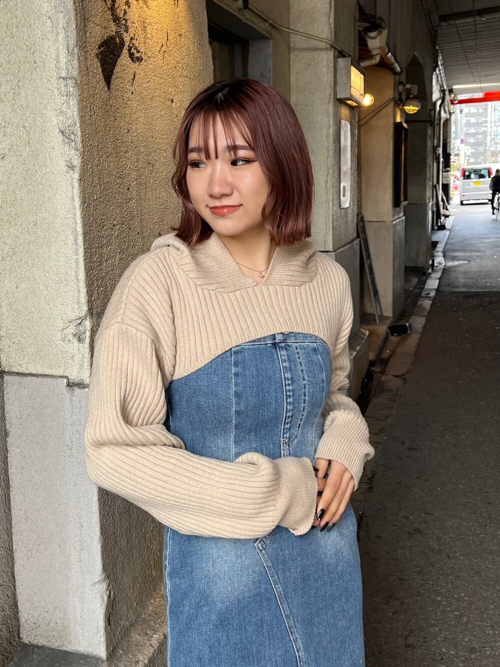 ブルー系のワンピース、ホワイト系のワンピース、ブラック系のブーツを着用したレディースの冬コーディネートの4枚目の写真