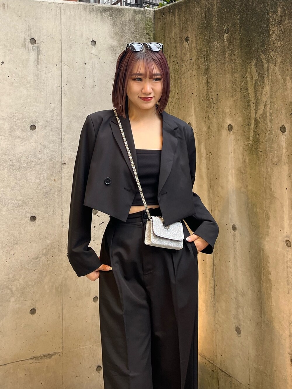 ブラック系のキャミソール、ブラック系のその他パンツ、ブラック系のテーラードジャケットを着用したレディースの春コーディネートの4枚目の写真