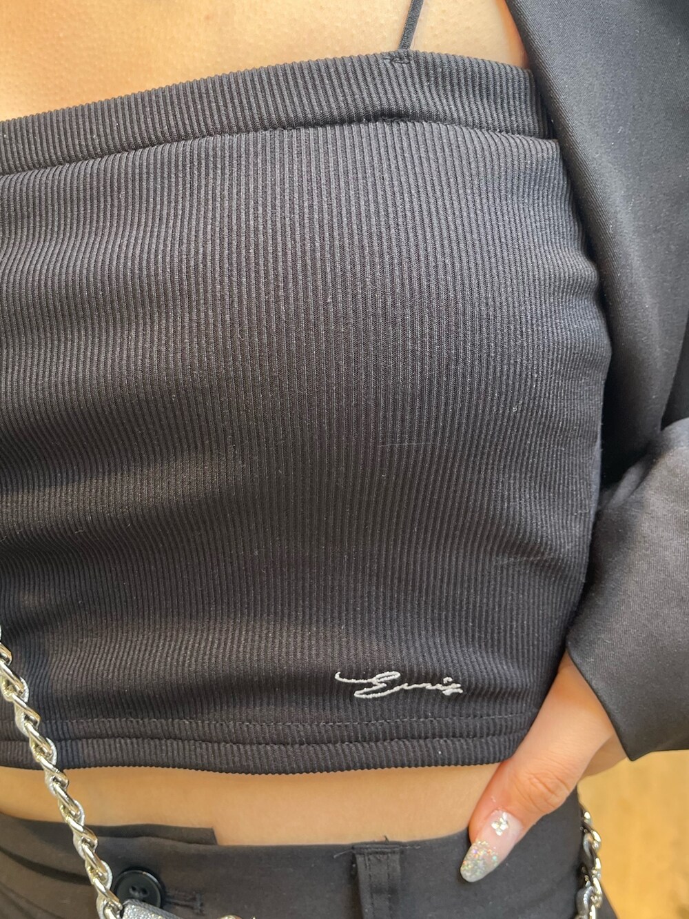 ブラック系のキャミソール、ブラック系のその他パンツ、ブラック系のテーラードジャケットを着用したレディースの春コーディネートの9枚目の写真