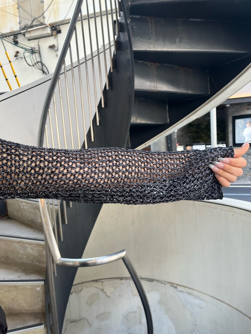 ブラック系のつなぎ/オールインワン、シルバー系のサンダル、ブラック系のショルダーバッグを着用したレディースの春コーディネートの6枚目の写真