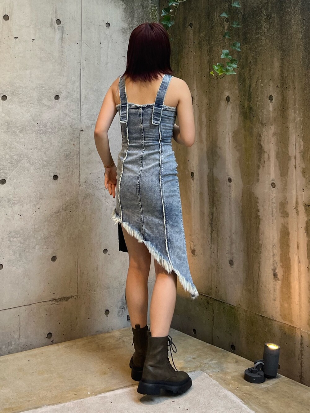 ブルー系のワンピース、グリーン系のブーツ、ブラック系のトートバッグを着用したレディースの夏コーディネートの5枚目の写真