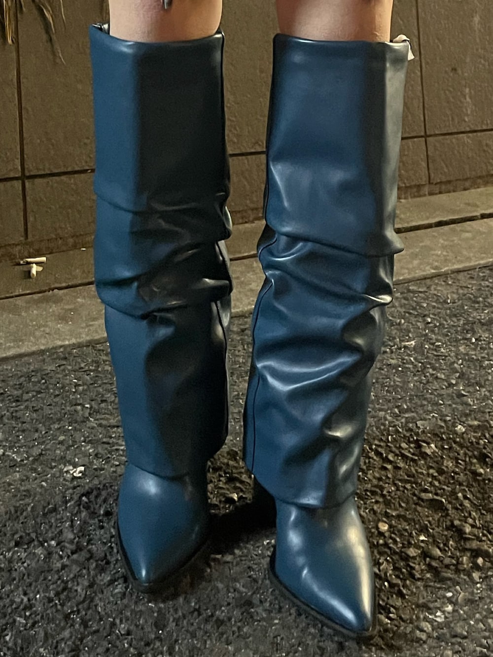 ブルー系のブーツ、レッド系のスタジャン、ホワイト系のパーカーを着用したレディースの冬コーディネートの7枚目の写真