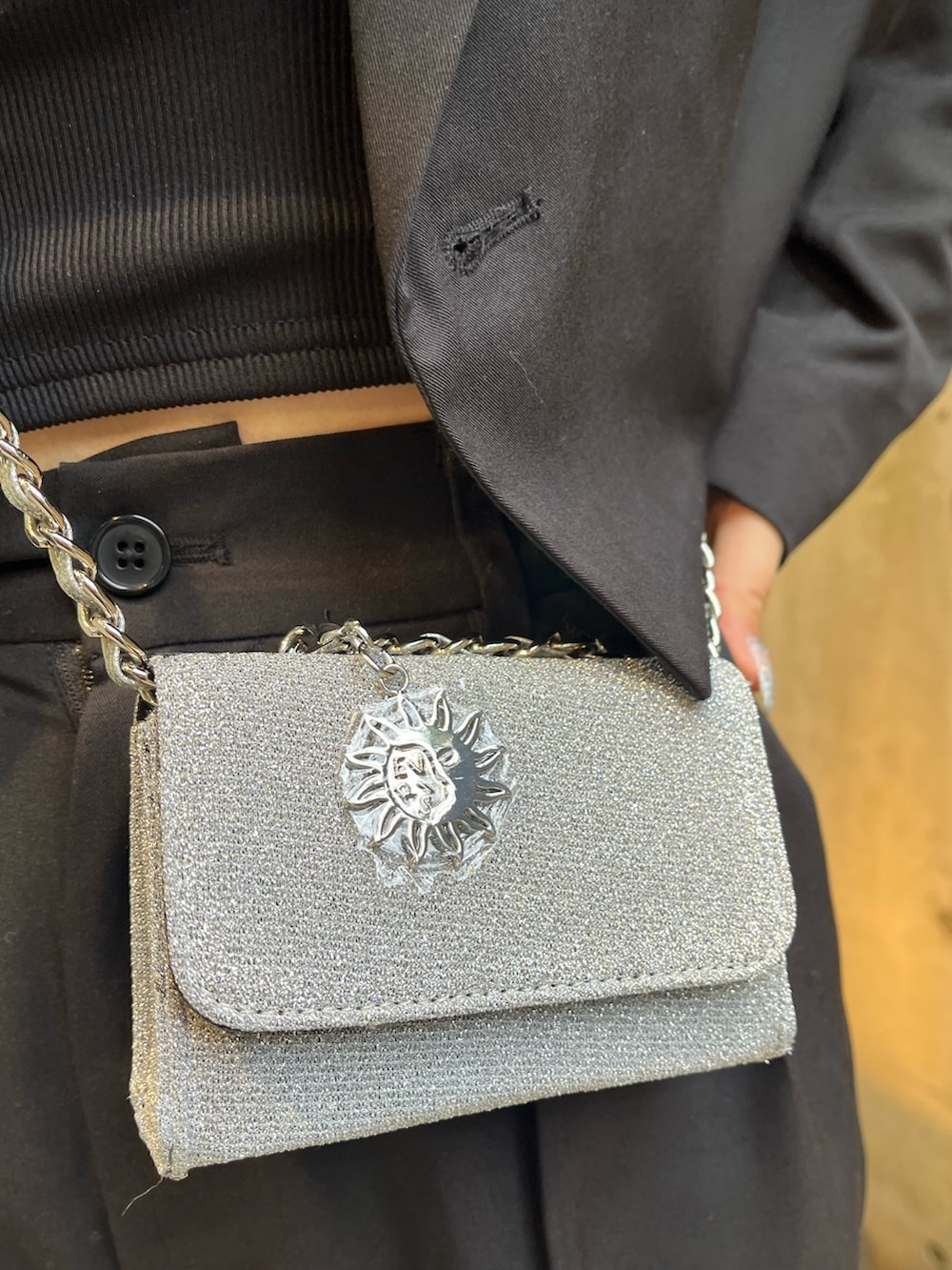 ブラック系のキャミソール、ブラック系のその他パンツ、ブラック系のテーラードジャケットを着用したレディースの春コーディネートの6枚目の写真