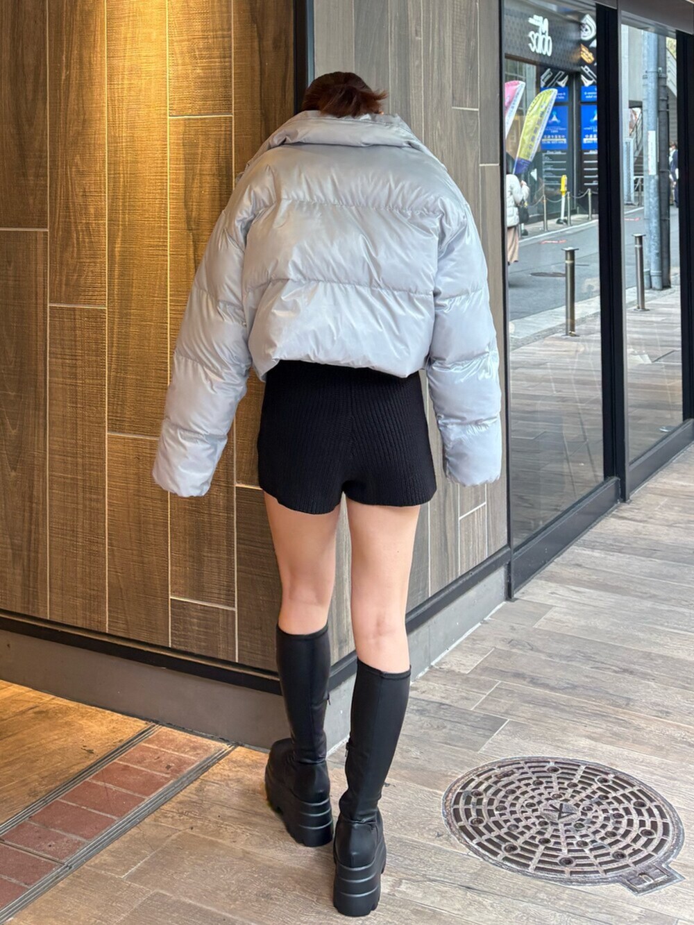 グレー系のブルゾン、ブラック系のつなぎ/オールインワン、ブラック系のブーツを着用したレディースの冬コーディネートの4枚目の写真