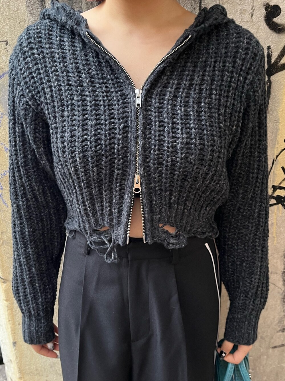 ブラック系のその他パンツ、ブルー系のショルダーバッグ、ブラック系のニット/セーターを着用したレディースの冬コーディネートの4枚目の写真