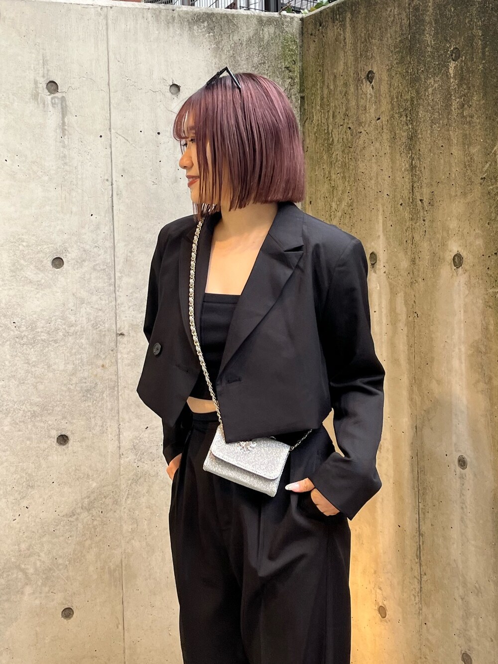 ブラック系のキャミソール、ブラック系のその他パンツ、ブラック系のテーラードジャケットを着用したレディースの春コーディネートの5枚目の写真