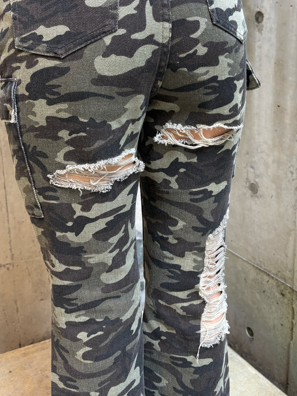 ブラウン系のTシャツ/カットソー、その他のその他パンツ、ブラック系のブーツを着用したレディースの夏コーディネートの5枚目の写真