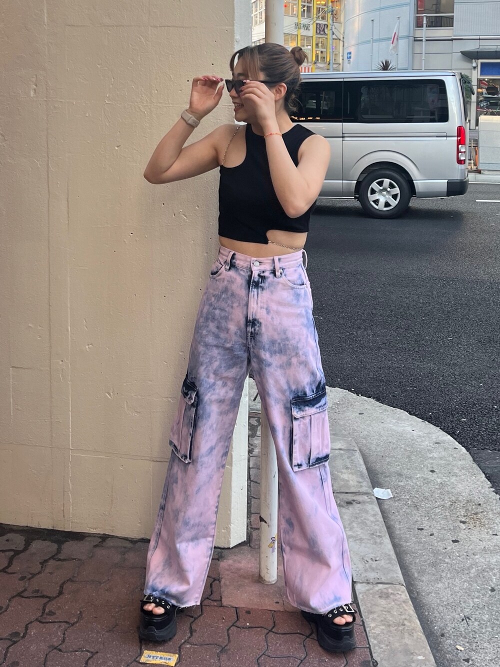 ピンク系のデニムパンツ、ブラック系のサンダル、ブラック系のTシャツ/カットソーを着用したレディースの夏コーディネートの3枚目の写真