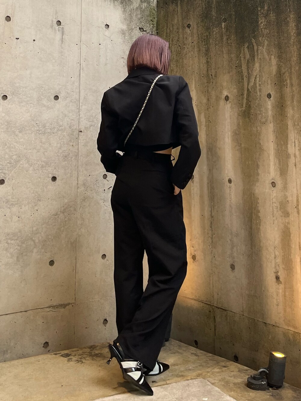 ブラック系のキャミソール、ブラック系のその他パンツ、ブラック系のテーラードジャケットを着用したレディースの春コーディネートの3枚目の写真