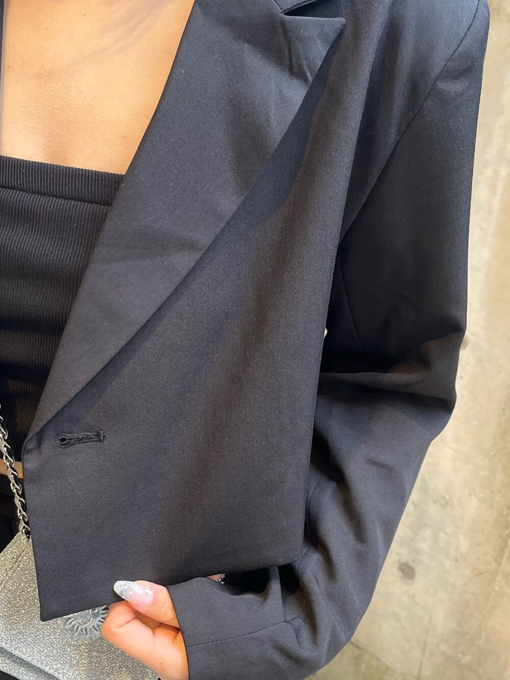 ブラック系のキャミソール、ブラック系のその他パンツ、ブラック系のテーラードジャケットを着用したレディースの春コーディネートの7枚目の写真