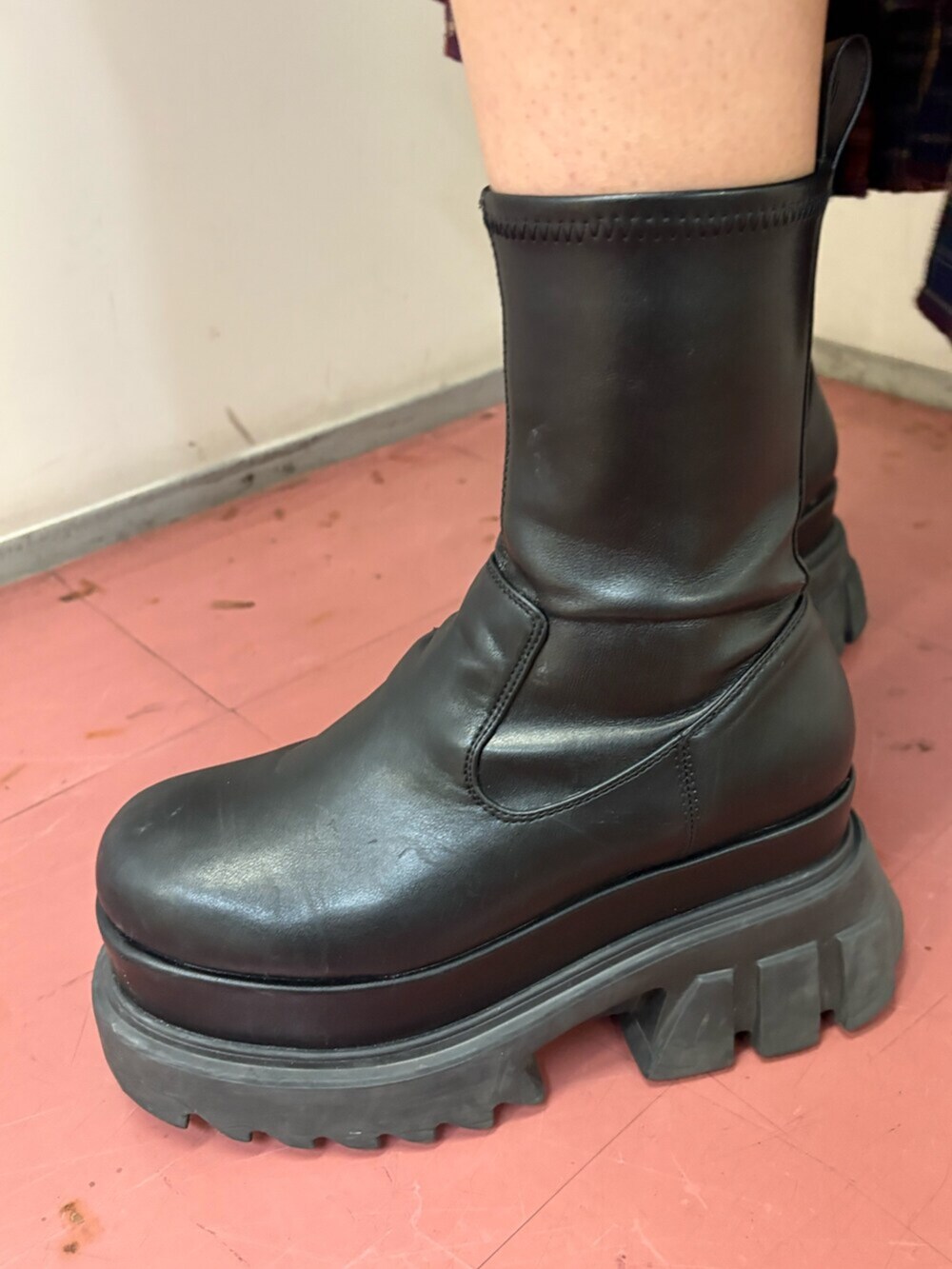 ブラック系のブーツ、ブルー系のスカート、ブラック系のブルゾンを着用したレディースの冬コーディネートの7枚目の写真