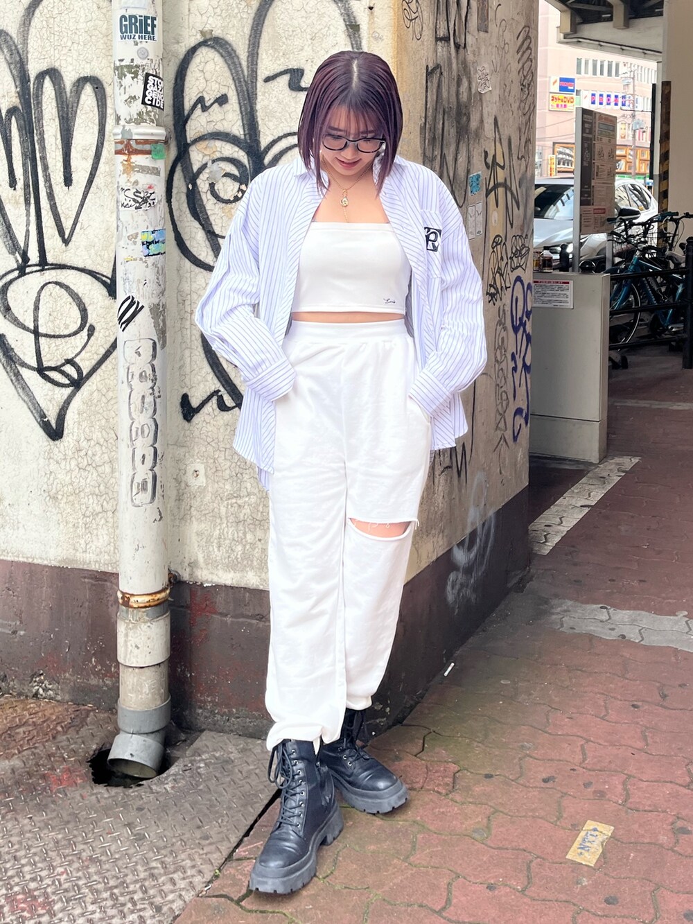 ホワイト系のスウェットパンツ、ホワイト系のシャツ/ブラウス、ホワイト系のキャミソールを着用したレディースの春コーディネートの2枚目の写真