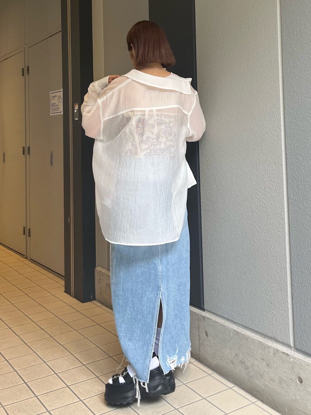 ホワイト系のシャツ/ブラウス、ブラック系のサンダル、ブルー系のデニムスカートを着用したレディースの春コーディネートの4枚目の写真