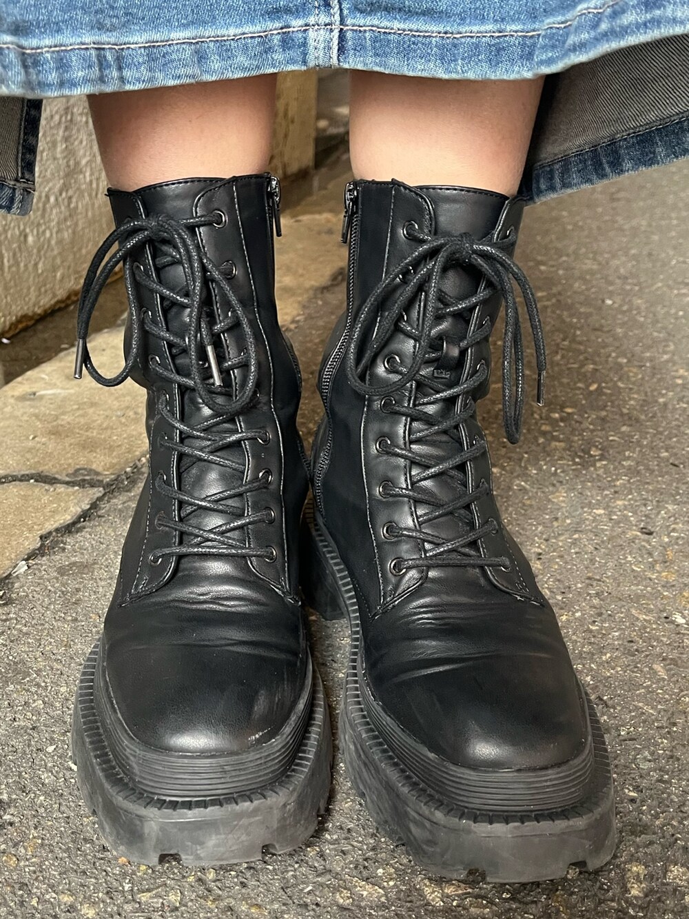 ブルー系のワンピース、ホワイト系のワンピース、ブラック系のブーツを着用したレディースの冬コーディネートの6枚目の写真