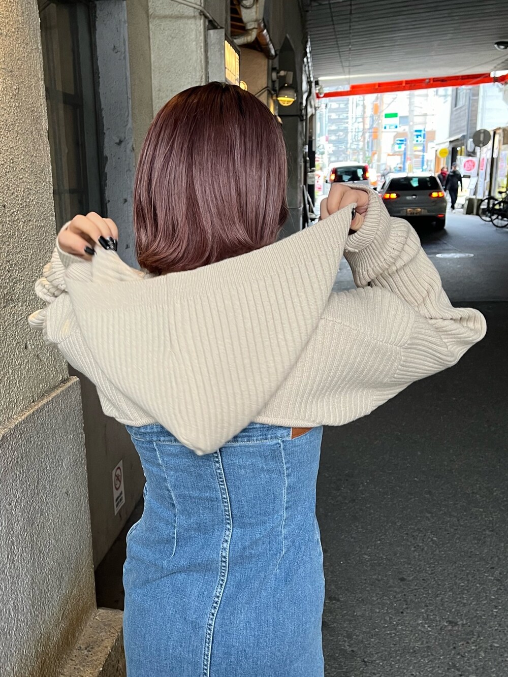 ブルー系のワンピース、ホワイト系のワンピース、ブラック系のブーツを着用したレディースの冬コーディネートの5枚目の写真