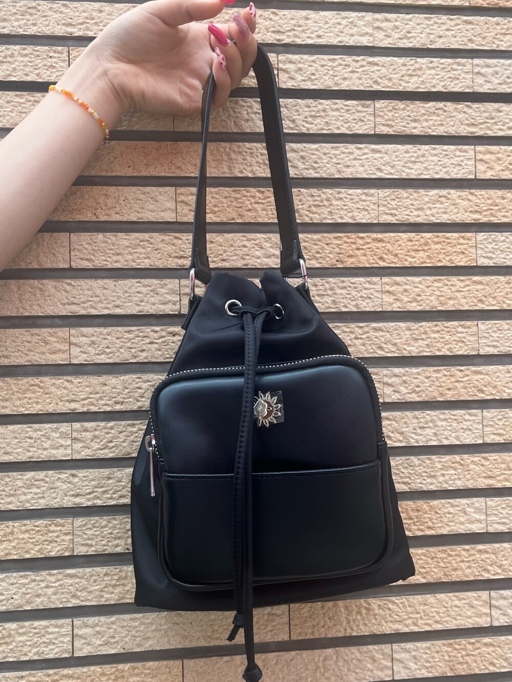 ブラック系のワンピース、ホワイト系のシャツ/ブラウス、ブラック系のショルダーバッグを着用したレディースの夏コーディネートの6枚目の写真