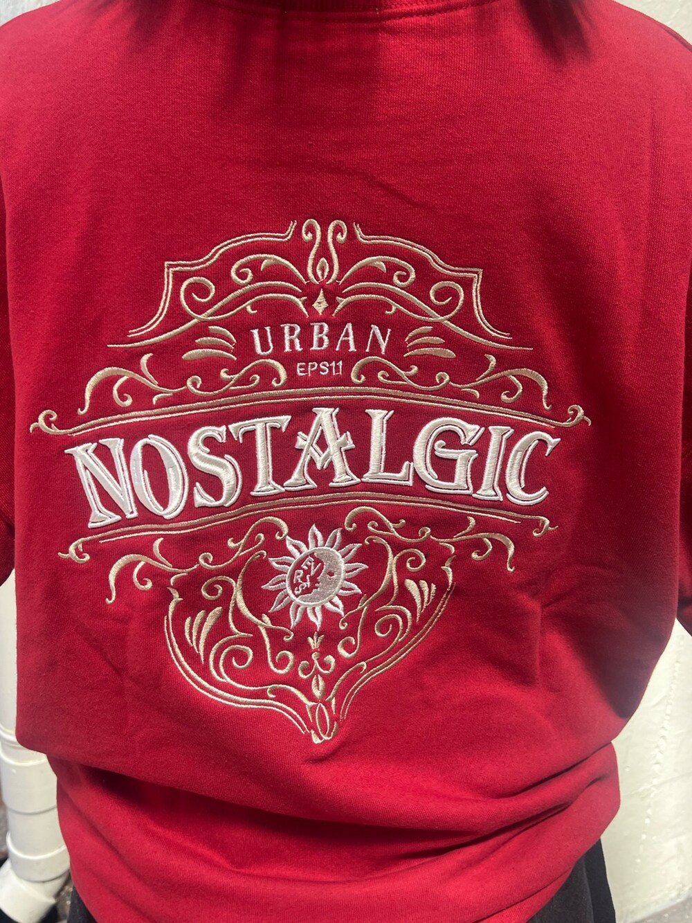 ブラック系のデニムスカート、レッド系のスウェット、ブラック系のブーツを着用したレディースの秋コーディネートの7枚目の写真