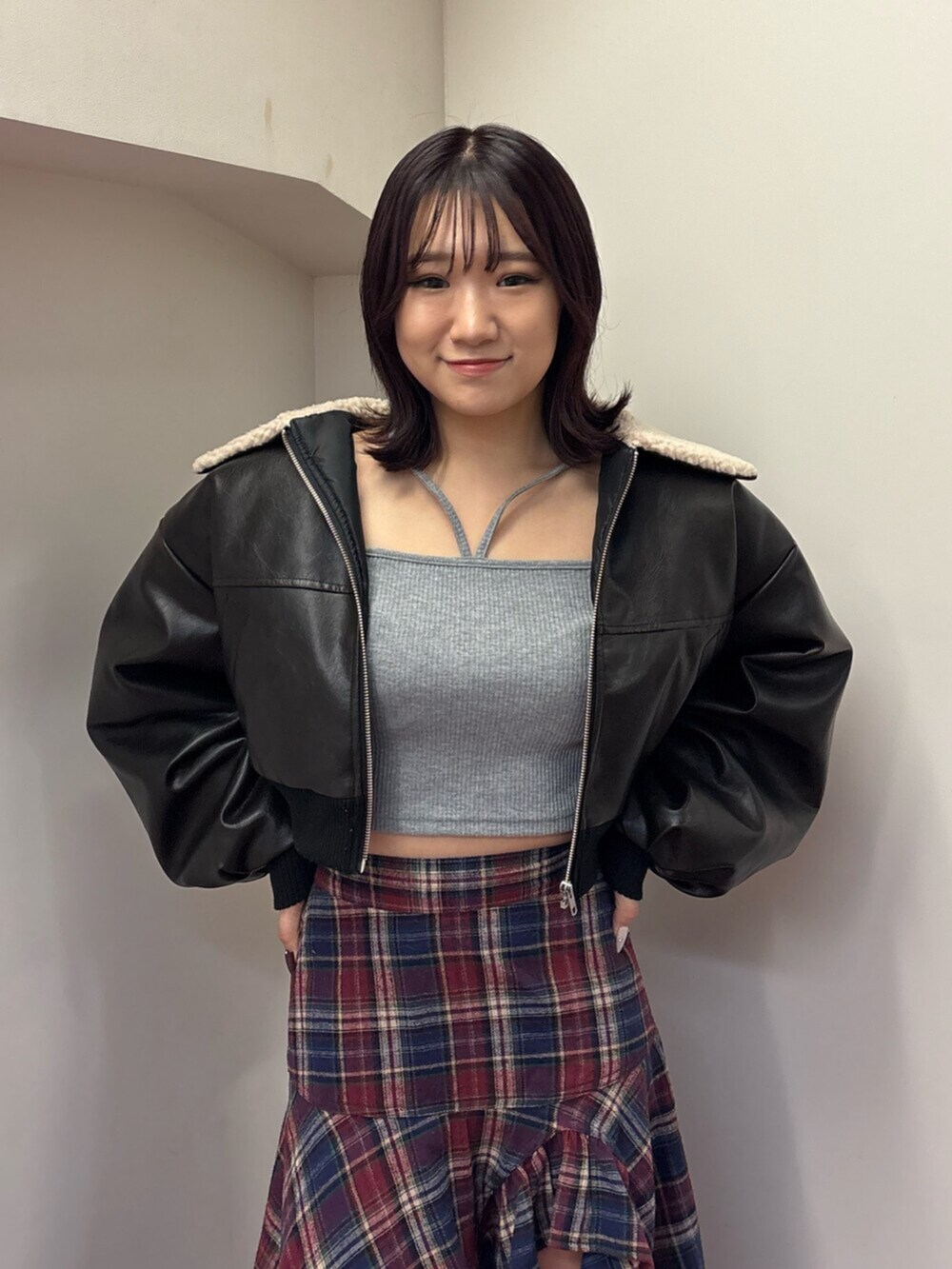 ブラック系のブーツ、ブルー系のスカート、ブラック系のブルゾンを着用したレディースの冬コーディネートの4枚目の写真