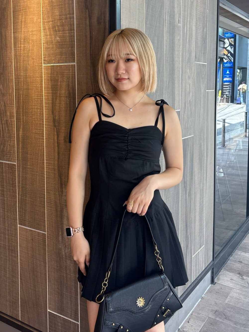 ブラック系のブーツ、ブラック系のワンピース、ブラック系のハンドバッグを着用したレディースの夏コーディネートの4枚目の写真