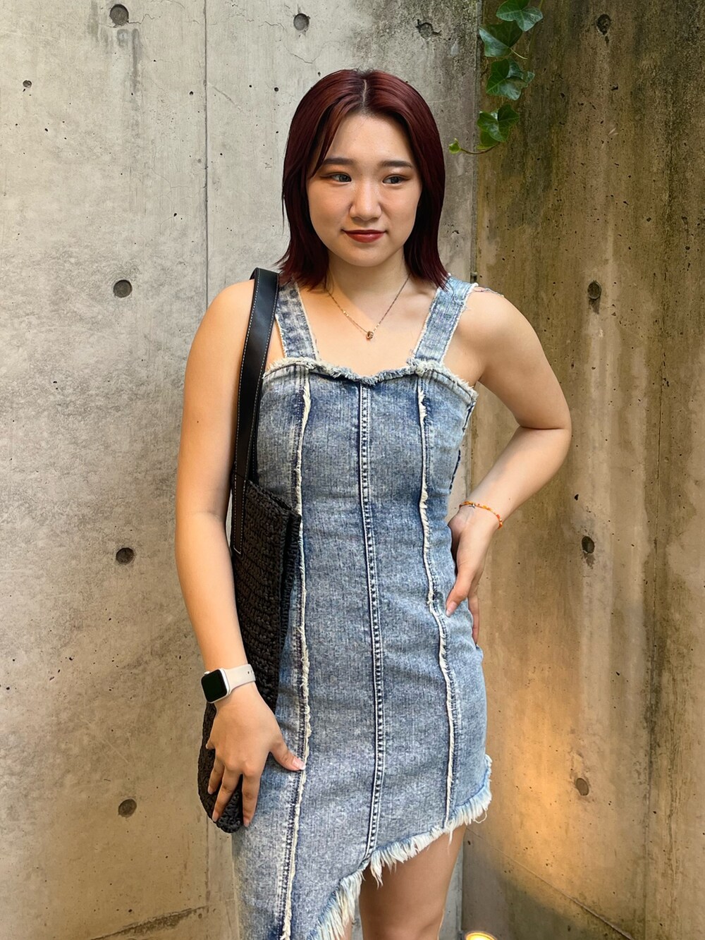 ブルー系のワンピース、グリーン系のブーツ、ブラック系のトートバッグを着用したレディースの夏コーディネートの6枚目の写真