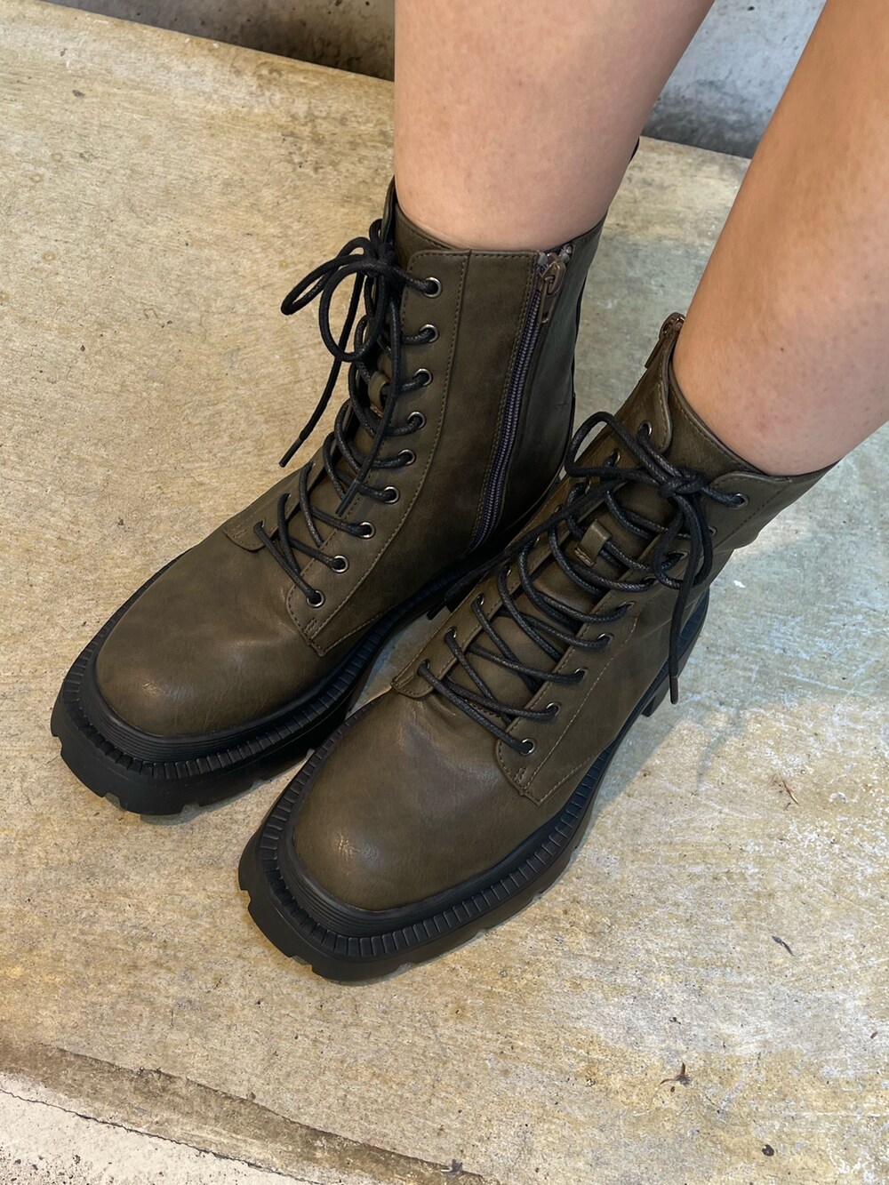 ブルー系のワンピース、グリーン系のブーツ、ブラック系のトートバッグを着用したレディースの夏コーディネートの8枚目の写真