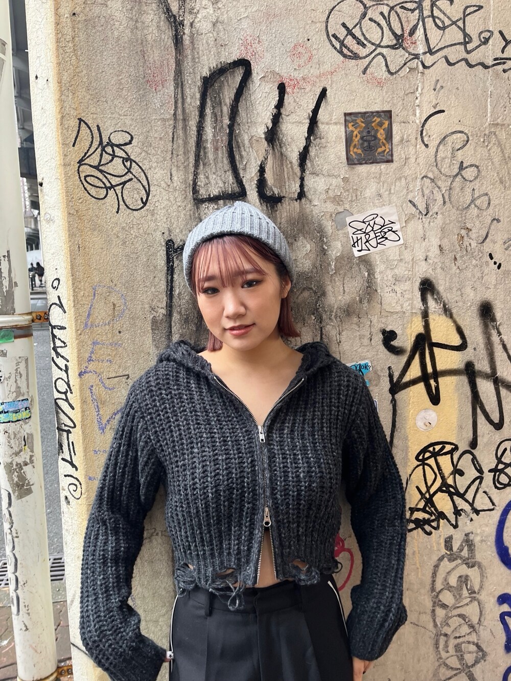 ブラック系のその他パンツ、ブルー系のショルダーバッグ、ブラック系のニット/セーターを着用したレディースの冬コーディネートの3枚目の写真