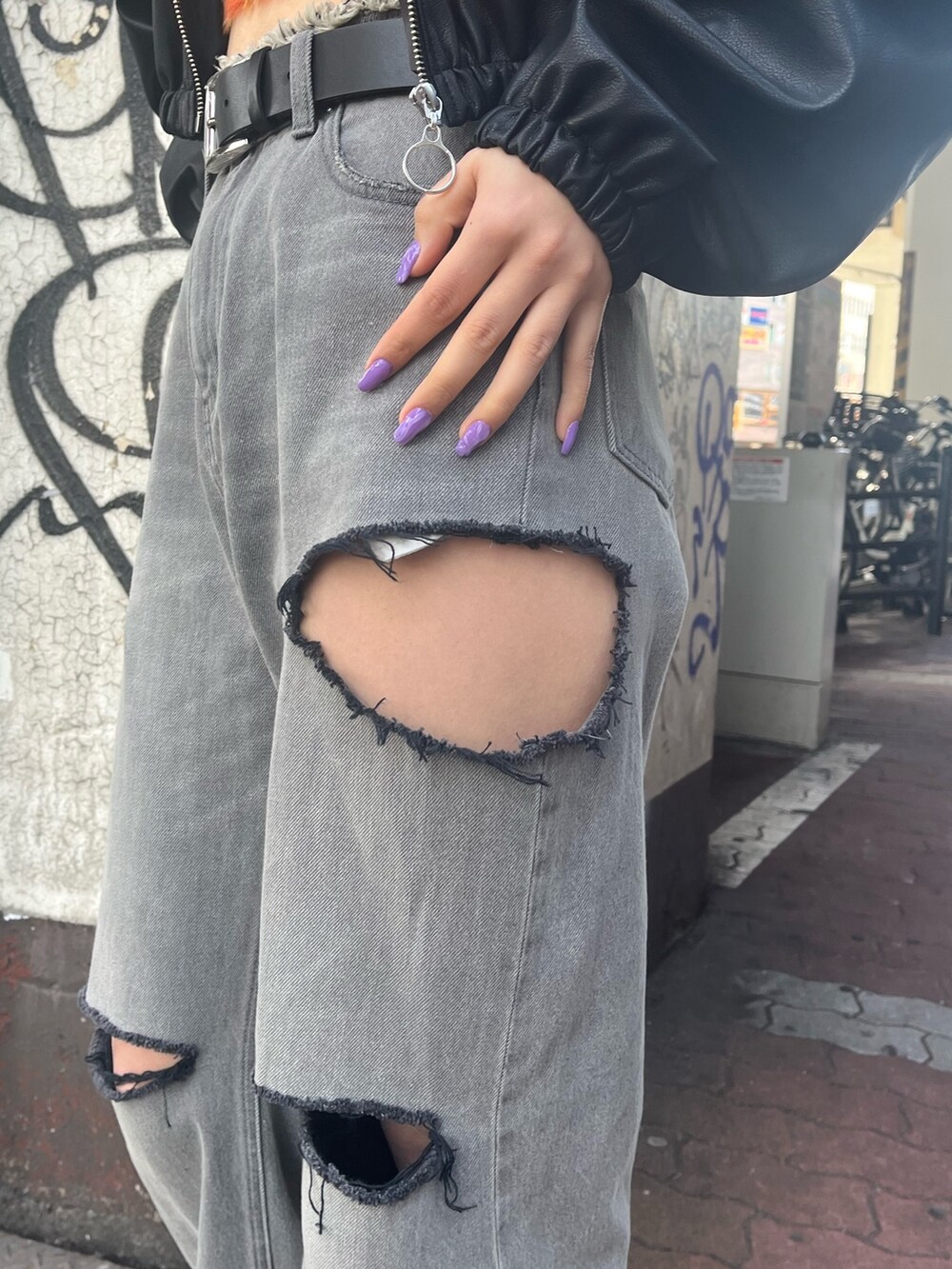 ブラック系のデニムパンツ、ブラック系のブーツ、オレンジ系のニット/セーターを着用したレディースの冬コーディネートの8枚目の写真