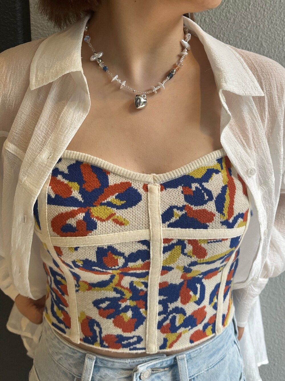 ホワイト系のシャツ/ブラウス、ブラック系のサンダル、ブルー系のデニムスカートを着用したレディースの春コーディネートの5枚目の写真