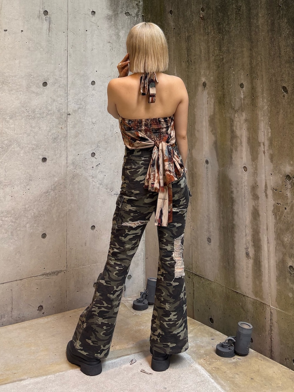 ブラウン系のTシャツ/カットソー、その他のその他パンツ、ブラック系のブーツを着用したレディースの夏コーディネートの3枚目の写真